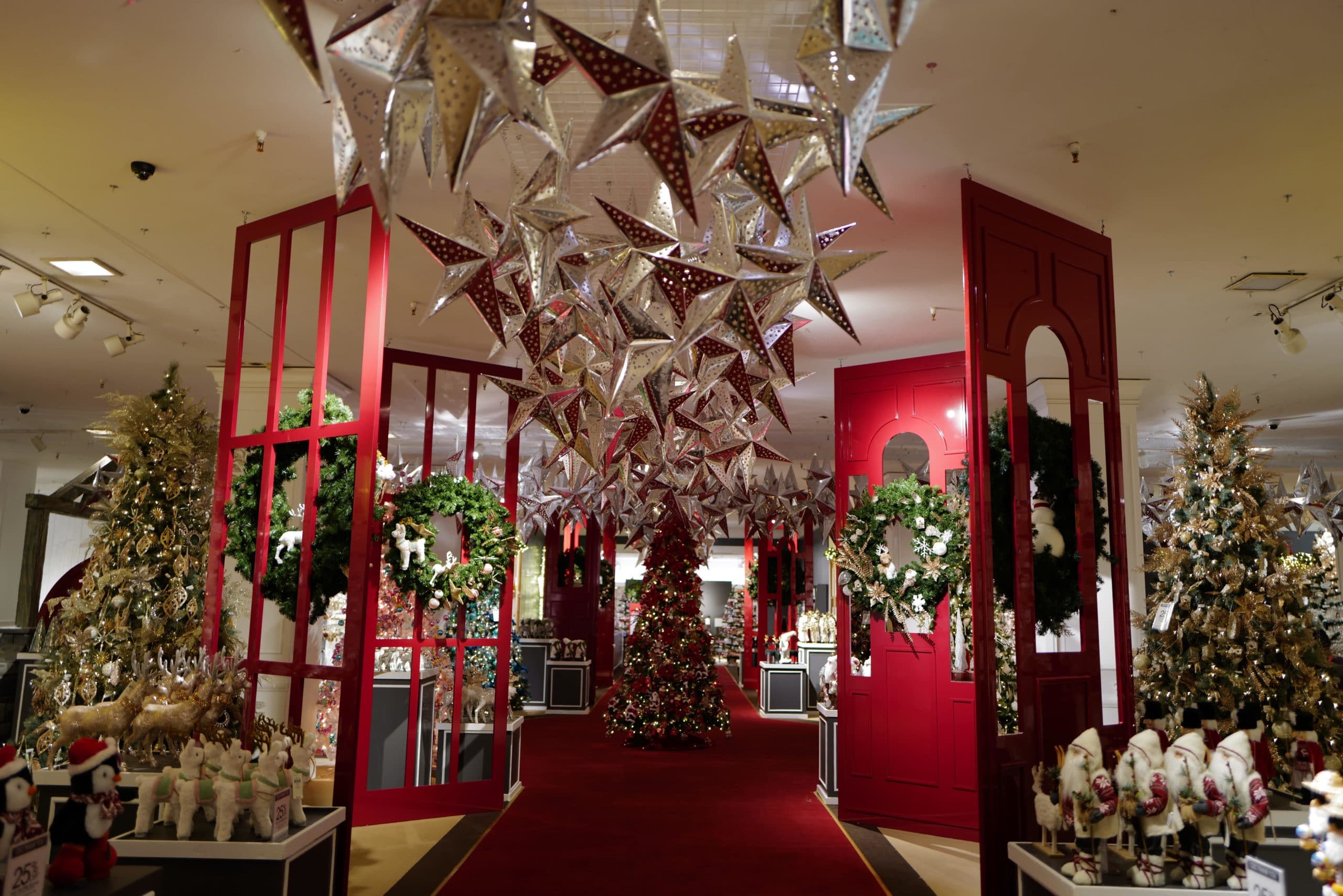 Winter wonderland in the store with decoration - iXtenso – retail